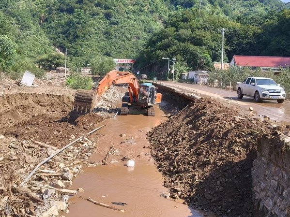 水電七局突擊隊在六道溝557鄉道開展河道清理及路基加固.jpg